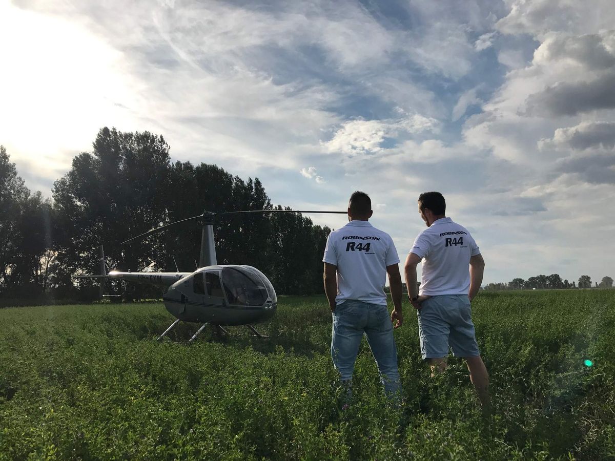 Vrtuľník Robinson R44 pripravený na let